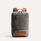 sac à dos en cuir et toile cognac, design élégant et fonctionnel pour le travail et les voyages.