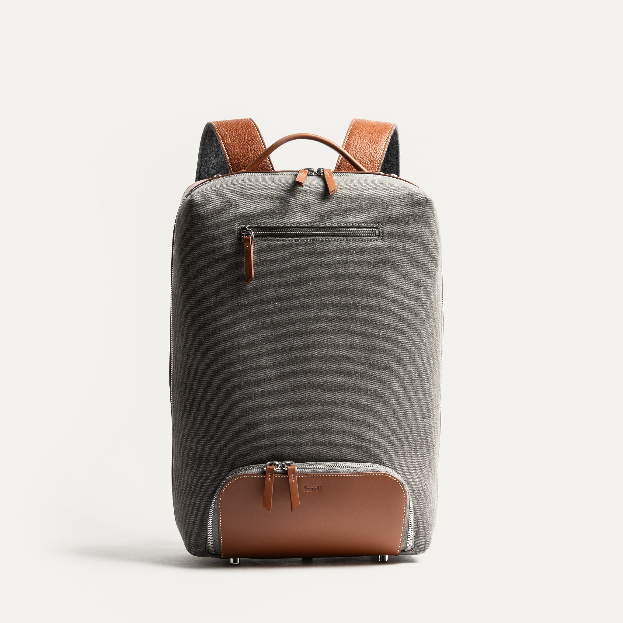 sac à dos en cuir et toile cognac, design élégant et fonctionnel pour le travail et les voyages.