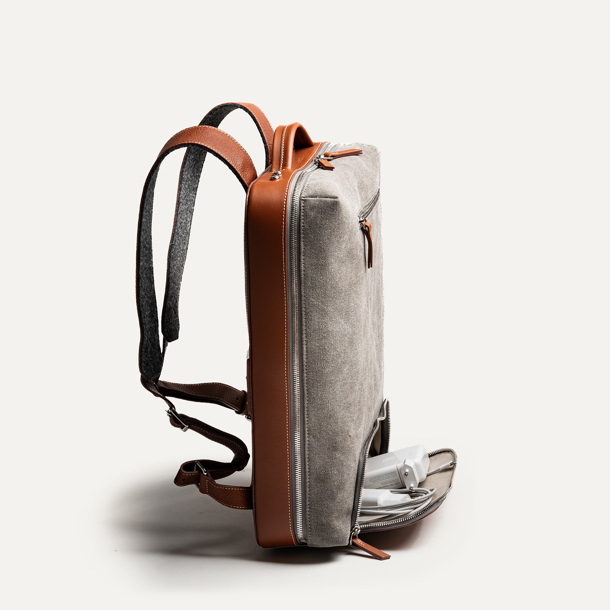 sac à dos cabine avion 40x20x25 avec un compartiment extérieur pour câbles et chargeurs.