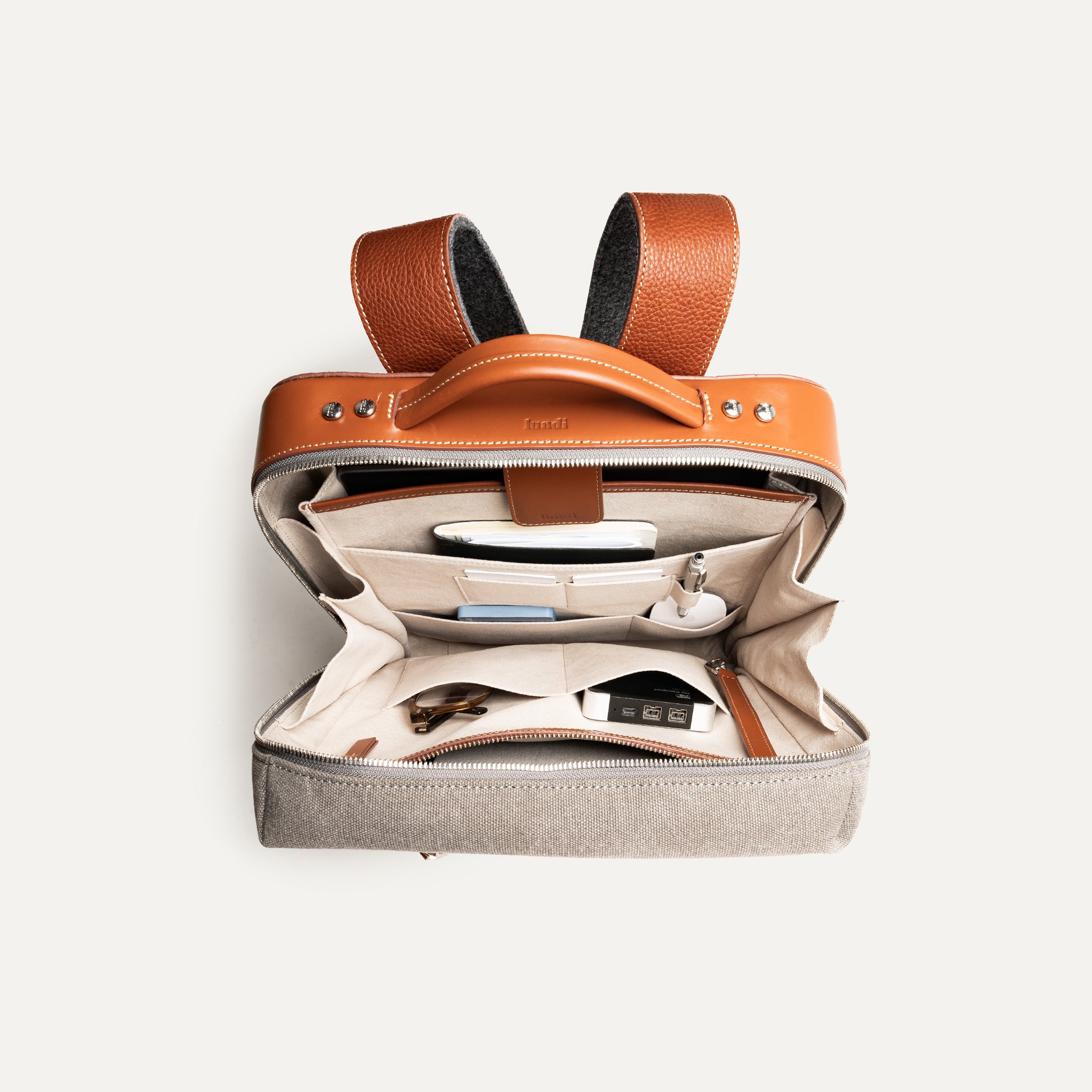 Sac à dos homme chic et fonctionnel, adapté aux déplacements urbains avec grande ouverture et rangements bien pensés.