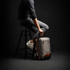 sac à dos ordinateur homme en toile beige et cuir cognac.