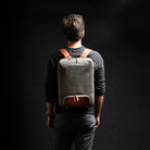 sac à dos homme luxe en cuir cognac et toile.