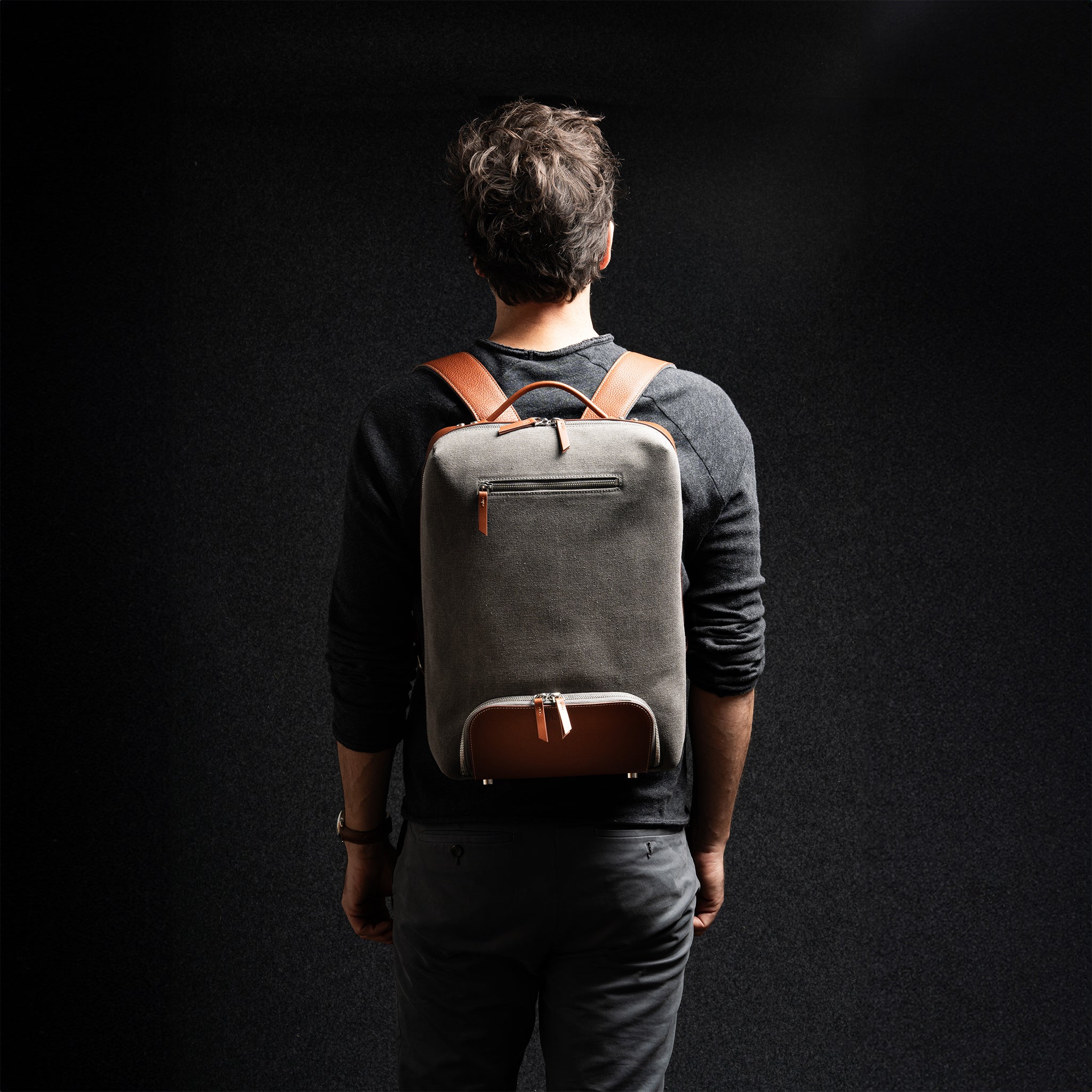 sac à dos homme luxe en cuir cognac et toile.