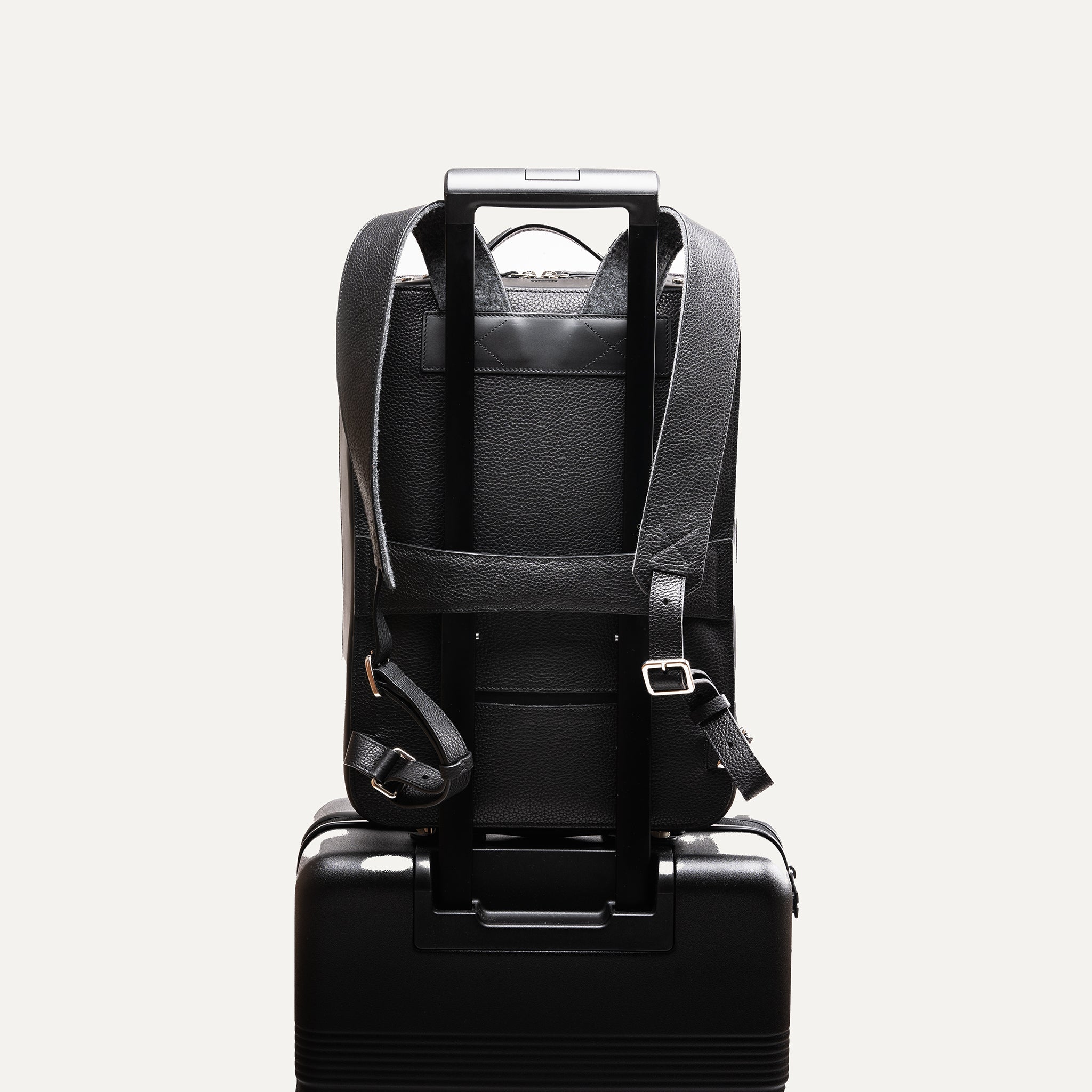 sac à dos en cuir et toile pour homme avec bretelles ergonomiques et passant trolley.