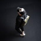 Dos d’un homme tenant un sac à dos en cuir pour ordinateur, idéal pour transporter son laptop avec élégance.