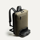 Double compartiment du sac à dos de voyage avec trousse de toilette intégrée.