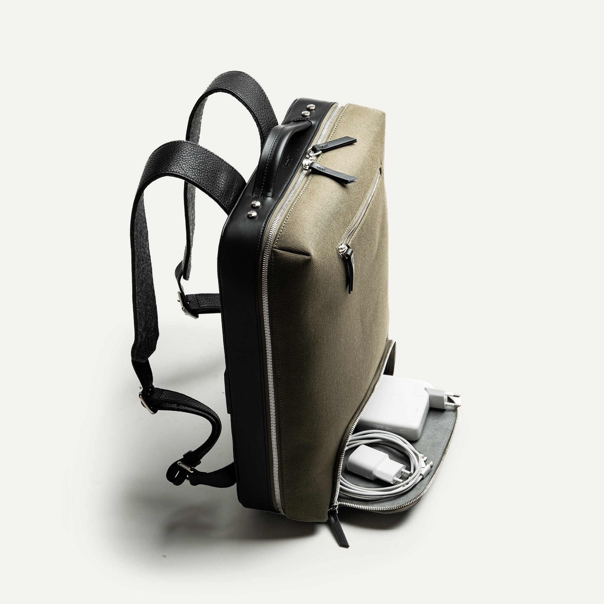 Compartiment ouvert du sac à dos homme en cuir, espace organisé.