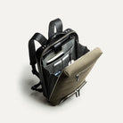 Intérieur du sac à dos en cuir, pensé pour le quotidien professionnel.