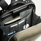 Zoom sur le compartiment du sac à dos en cuir pour objets du quotidien.