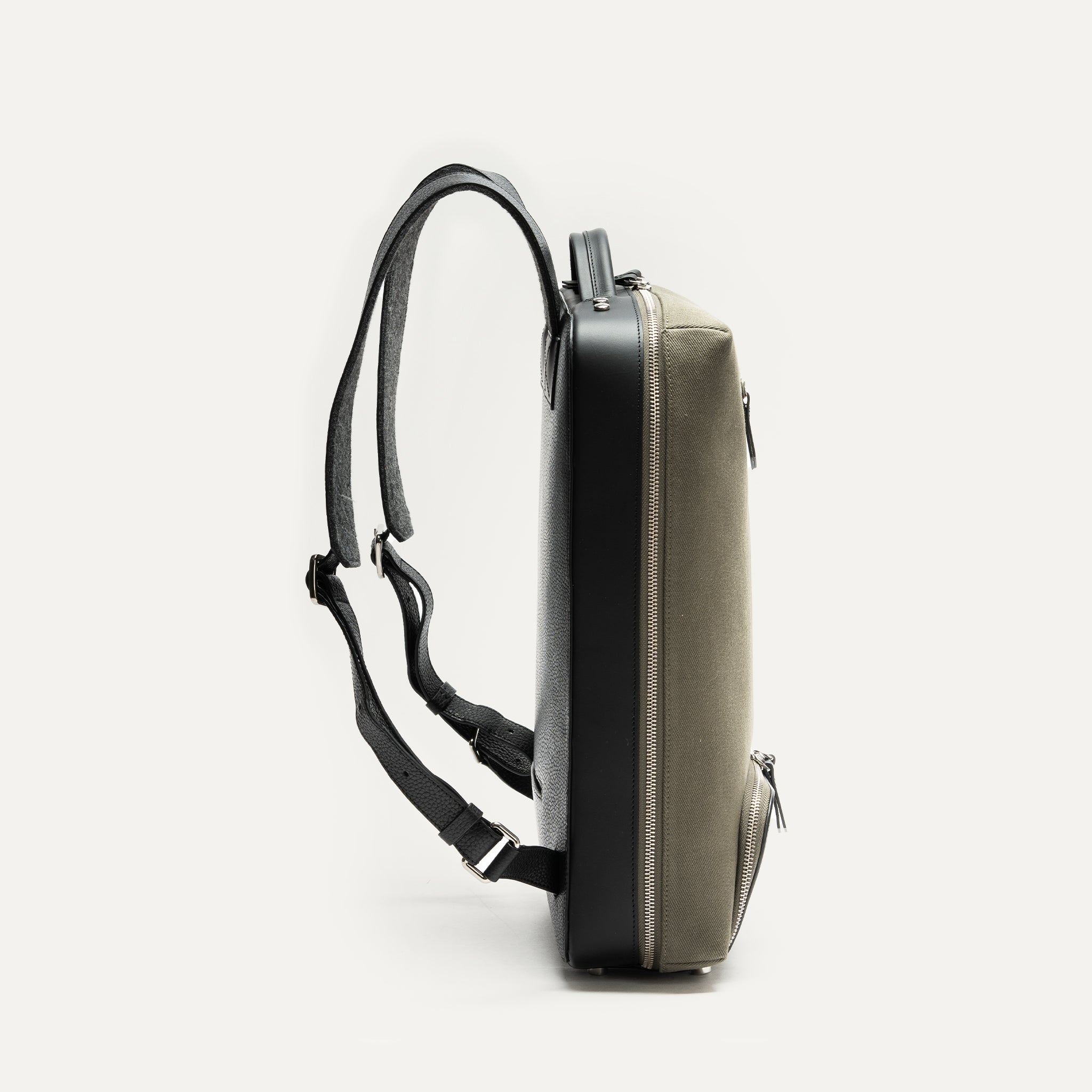 Vue de profil du bagage cabine sac à dos au design structuré.
