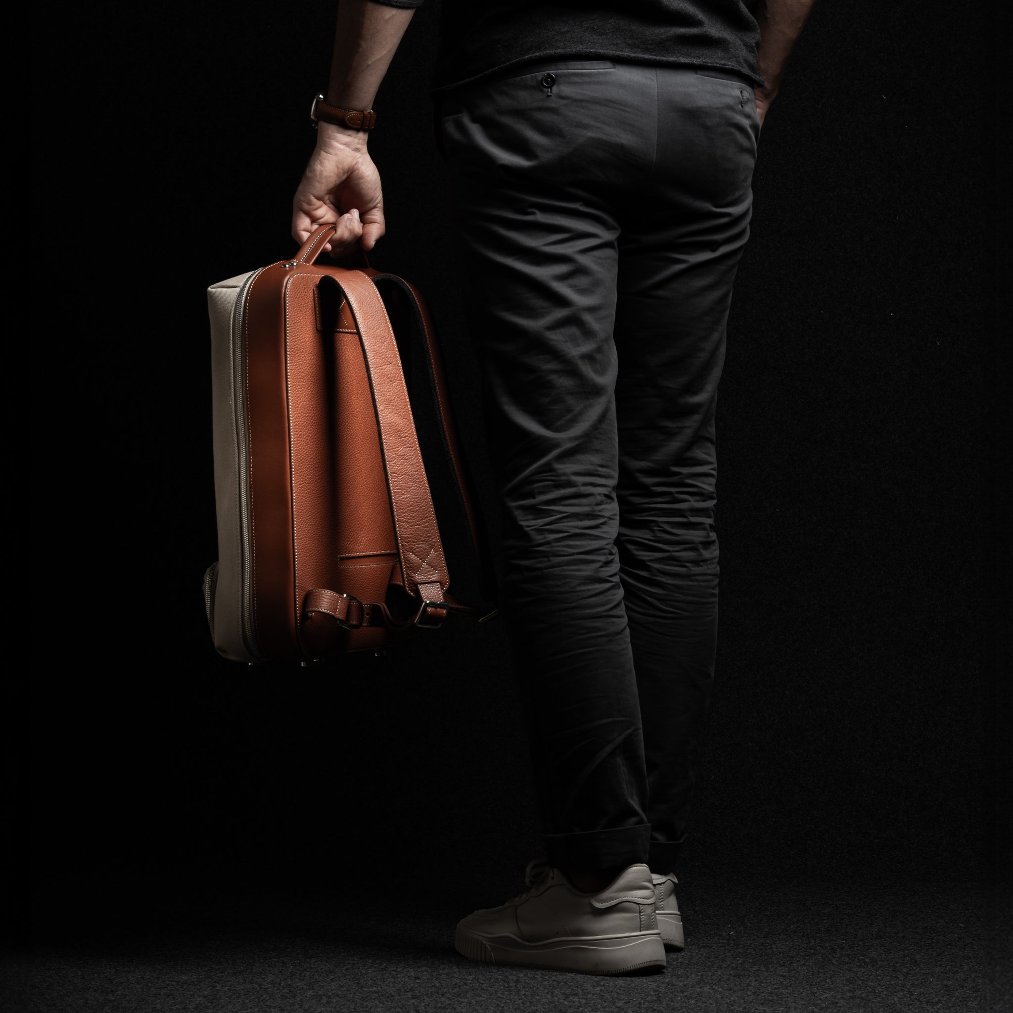 un sac à dos en cuir pour ordinateur, idéal pour le travail et cabine 40x20x25.