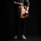 Sac à dos tendance homme en cuir cognac, avec rangement passeport, format cabine et pour ordinateur.