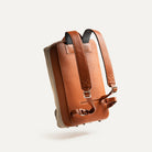 Sac à dos homme luxe, dos en cuir et sangles robustes pour un confort optimal, avec un rangement sécurisé du passeport.