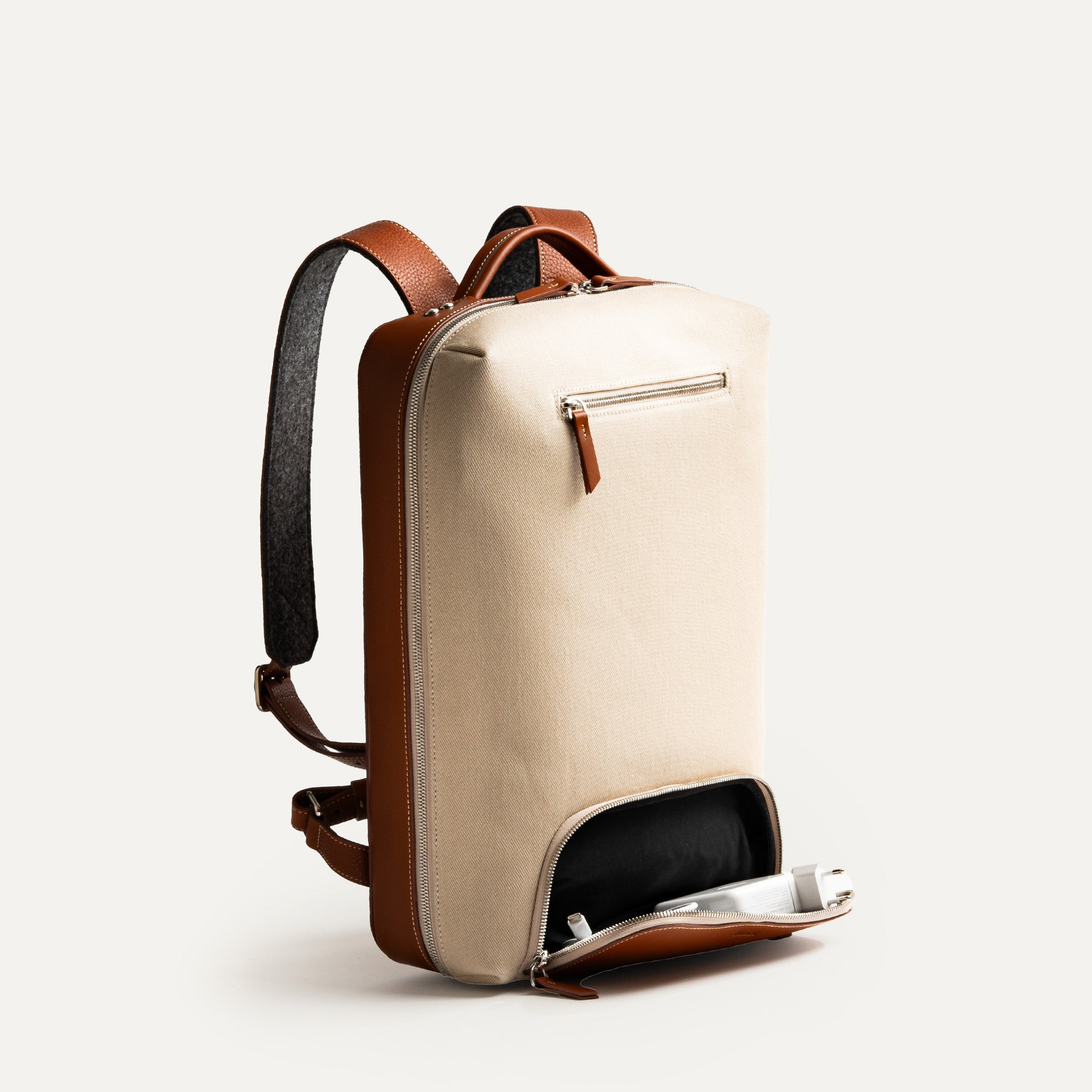 Compartiment pratique du sac à dos déperlant homme, idéal pour chargeurs et accessoires.