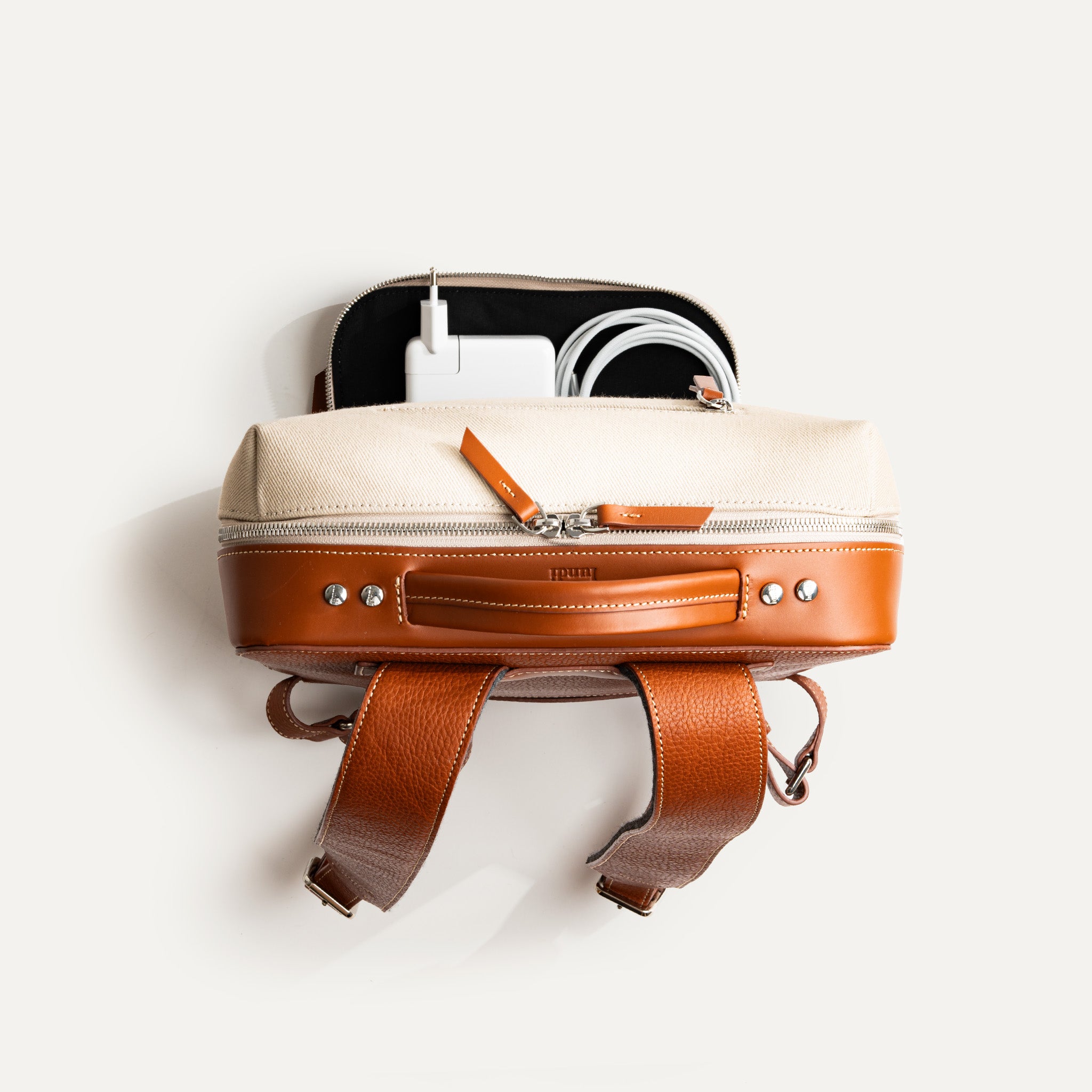 Compartiment inférieur du sac à dos travail pour homme avec chargeur et câble.