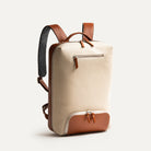 Sac à dos homme luxe beige et cuir, parfait pour le travail et les déplacements avec ordinateur.