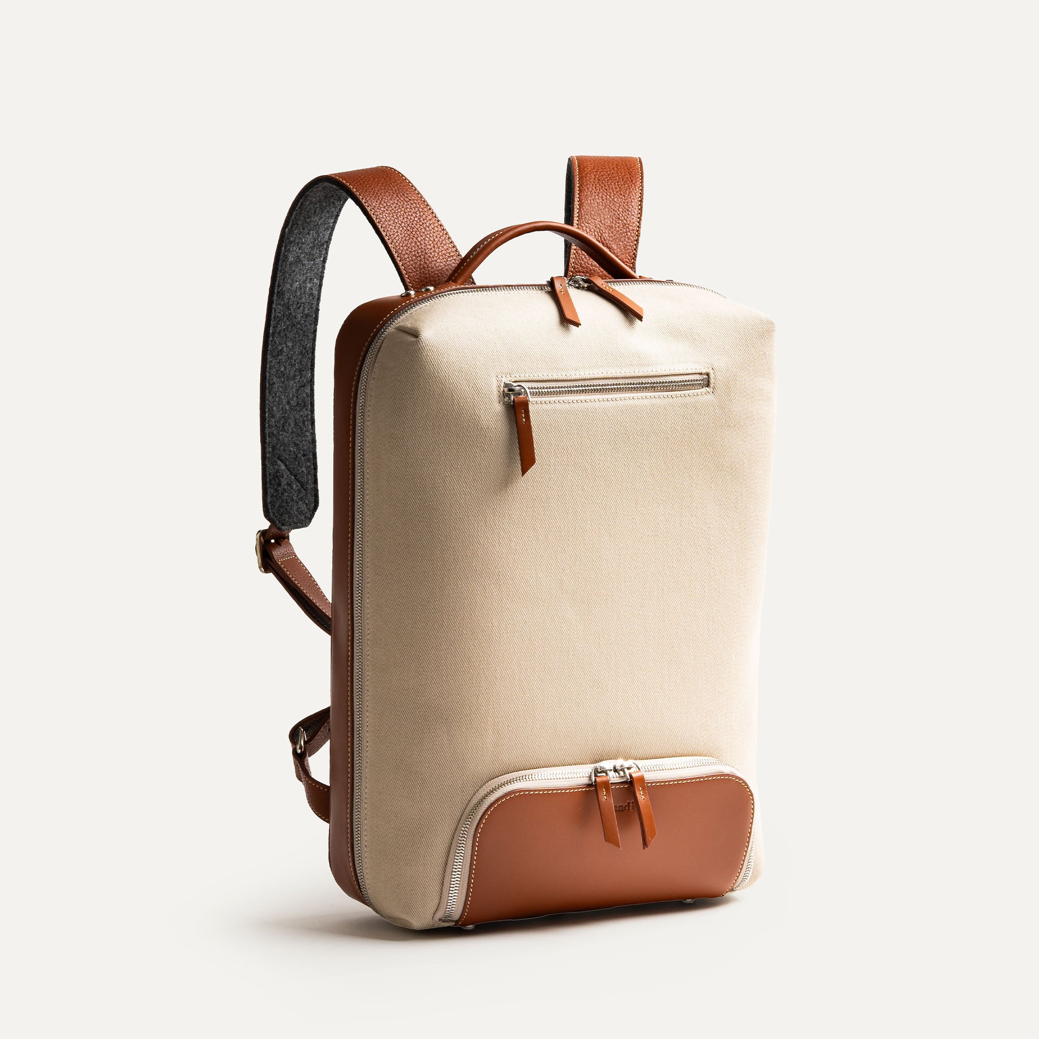 Sac à dos homme luxe beige et cuir, parfait pour le travail et les déplacements avec ordinateur.