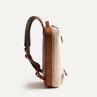 Profil fin d’un sac à dos ordinateur homme déperlant, design épuré et raffiné.