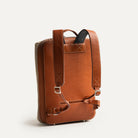 Vue arrière d’un sac à dos travail pour homme, en cuir pleine fleur élégant avec rangement sécurisé du passeport.