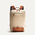 Face avant d’un sac à dos travail en toile et cuir, idéal pour les professionnels.