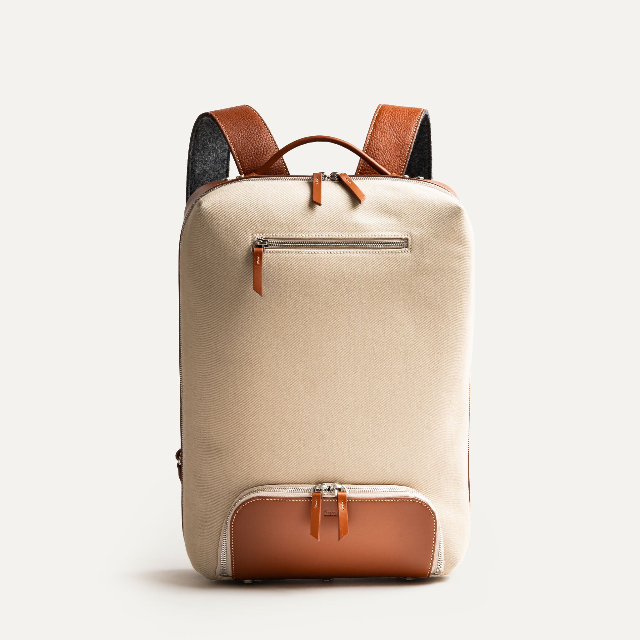 Face avant d’un sac à dos travail en toile et cuir, idéal pour les professionnels.