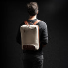 Homme portant un sac à dos en cuir 40x20x25 pour ordinateur, idéal pour le travail et les voyages cabine.