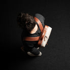 Sac à dos en cuir homme porté, format cabine 40x20x25, pratique pour le travail et l’avion.