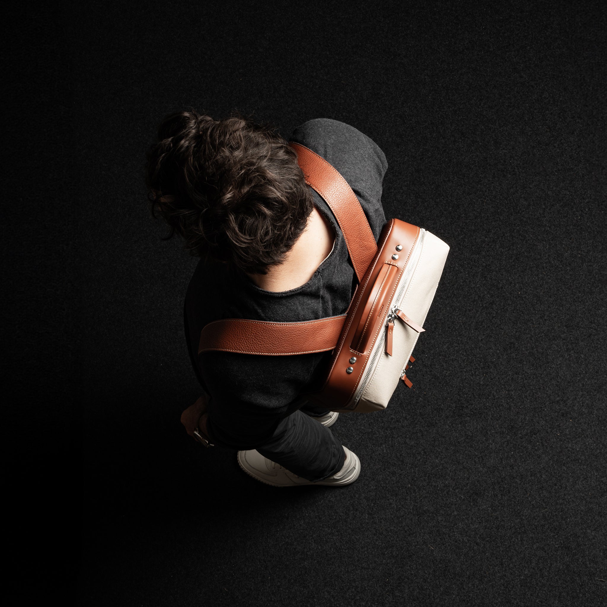 Sac à dos en cuir homme porté, format cabine 40x20x25, pratique pour le travail et l’avion.