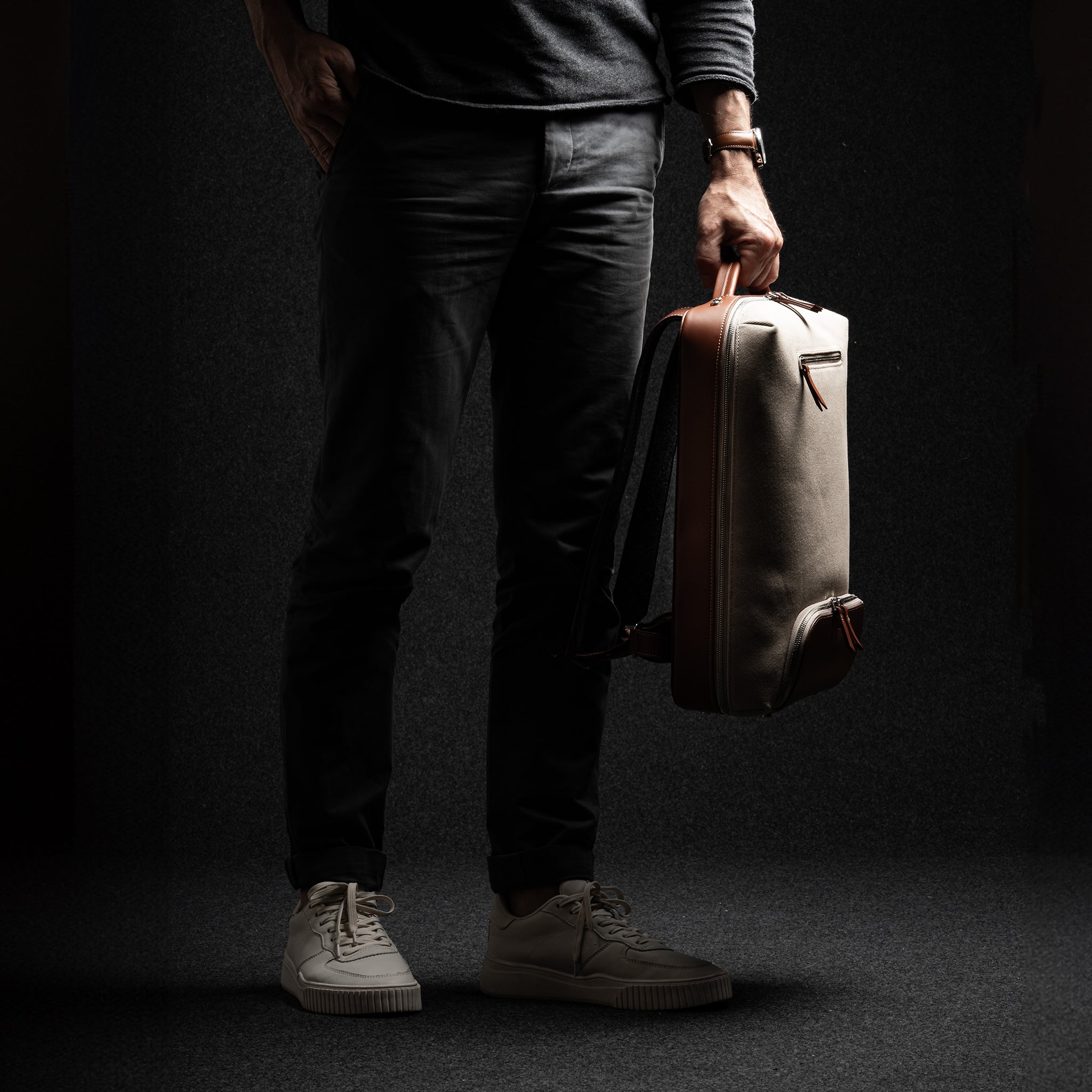 Sac à dos homme travail en cuir porté à la main, tendance et compact pour ordinateur et cabine avion.