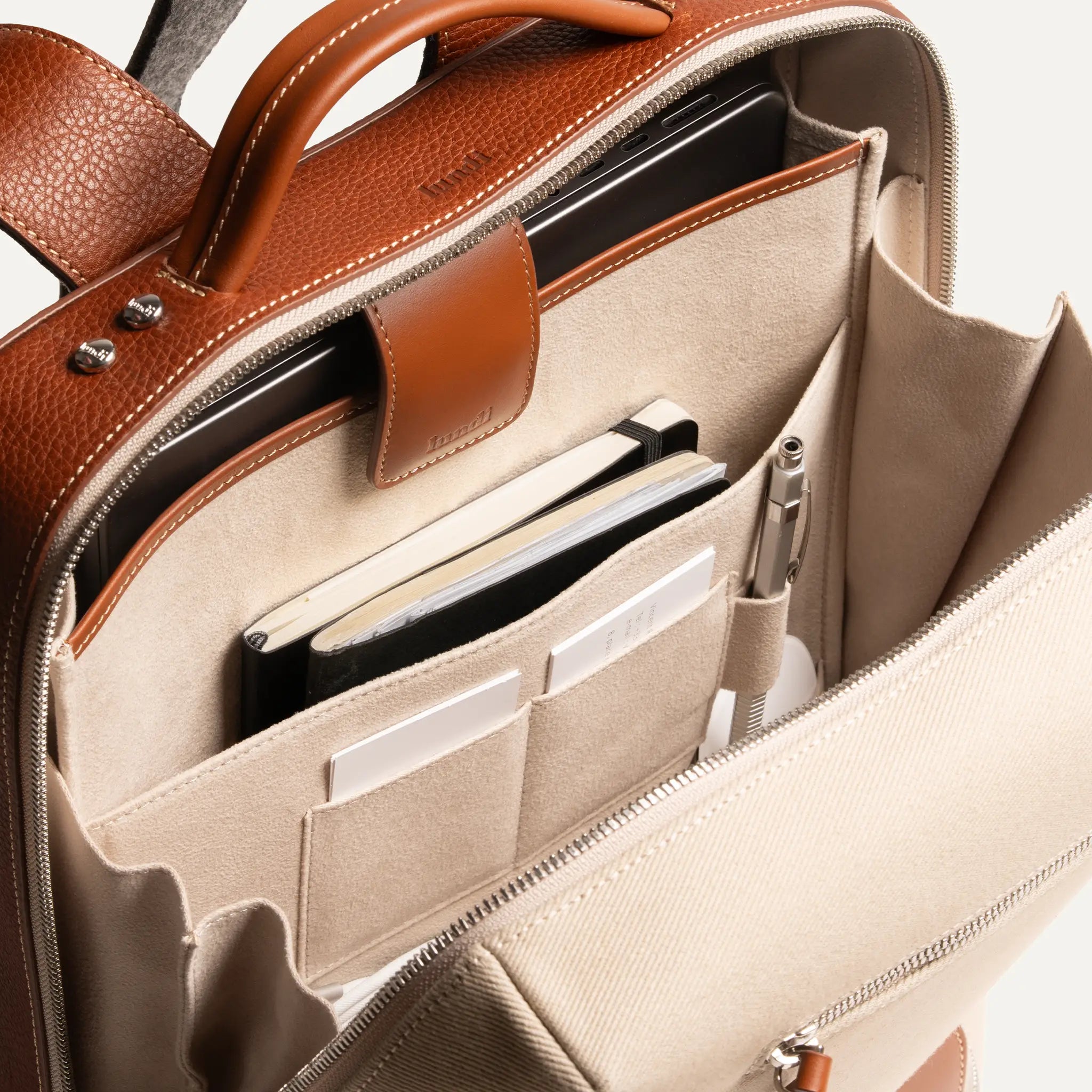 Intérieur d’un sac à dos ordinateur homme lundi, compartiments pratiques et finition haut de gamme.