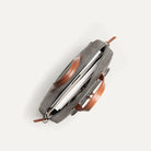 Sac ouvert pour présenter les nombreux rangements pour ordinateur 13 à 16 pouces