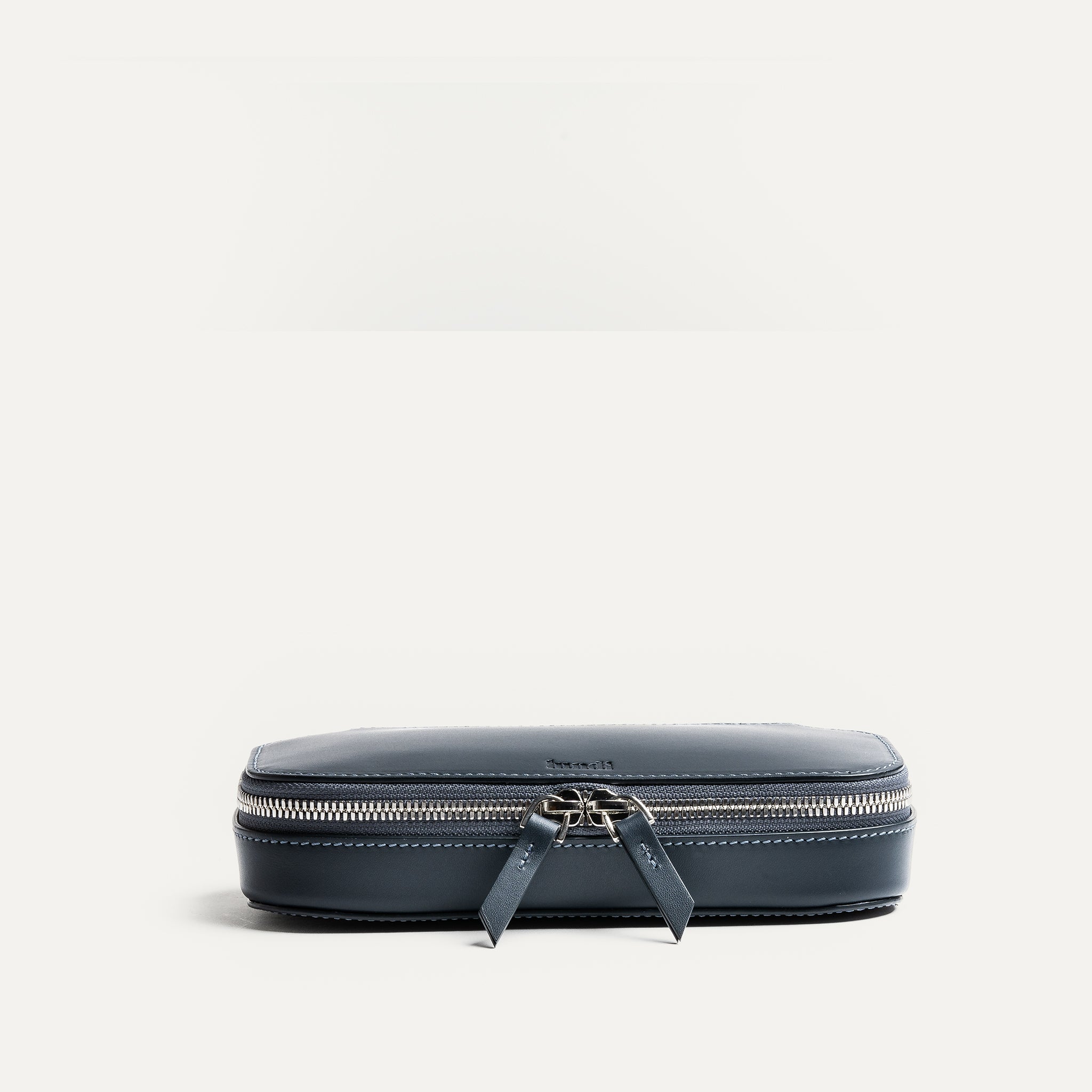 Trousse de toilette de voyage en cuir marine pensé par lundi.