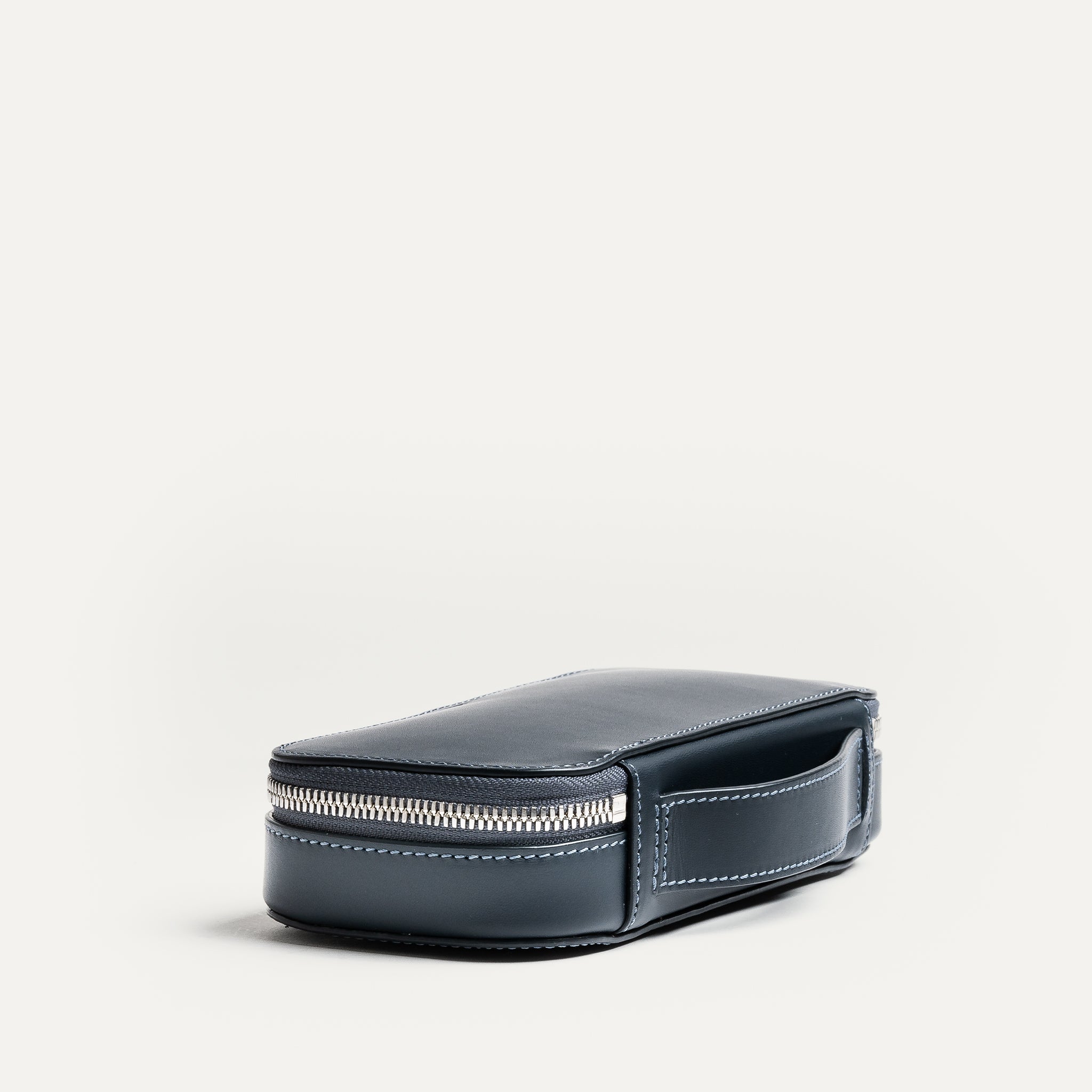 Trousse de toilette de luxe pour femme en cuir marine.