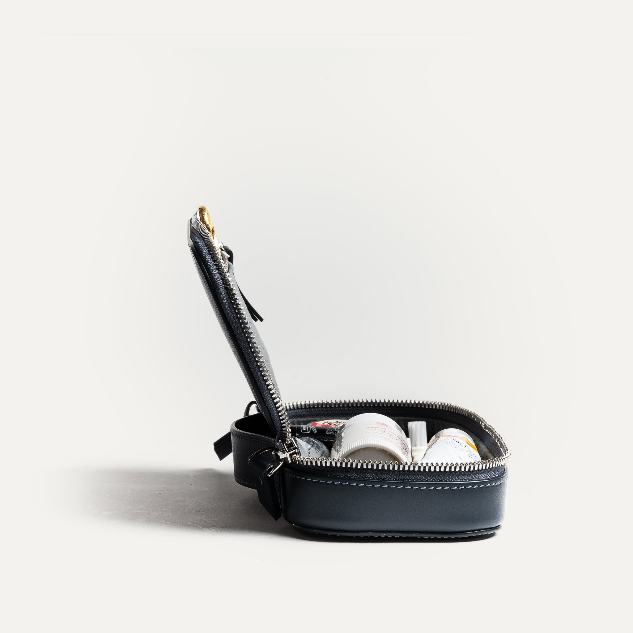 Trousse de toilette homme luxe en cuir marine.