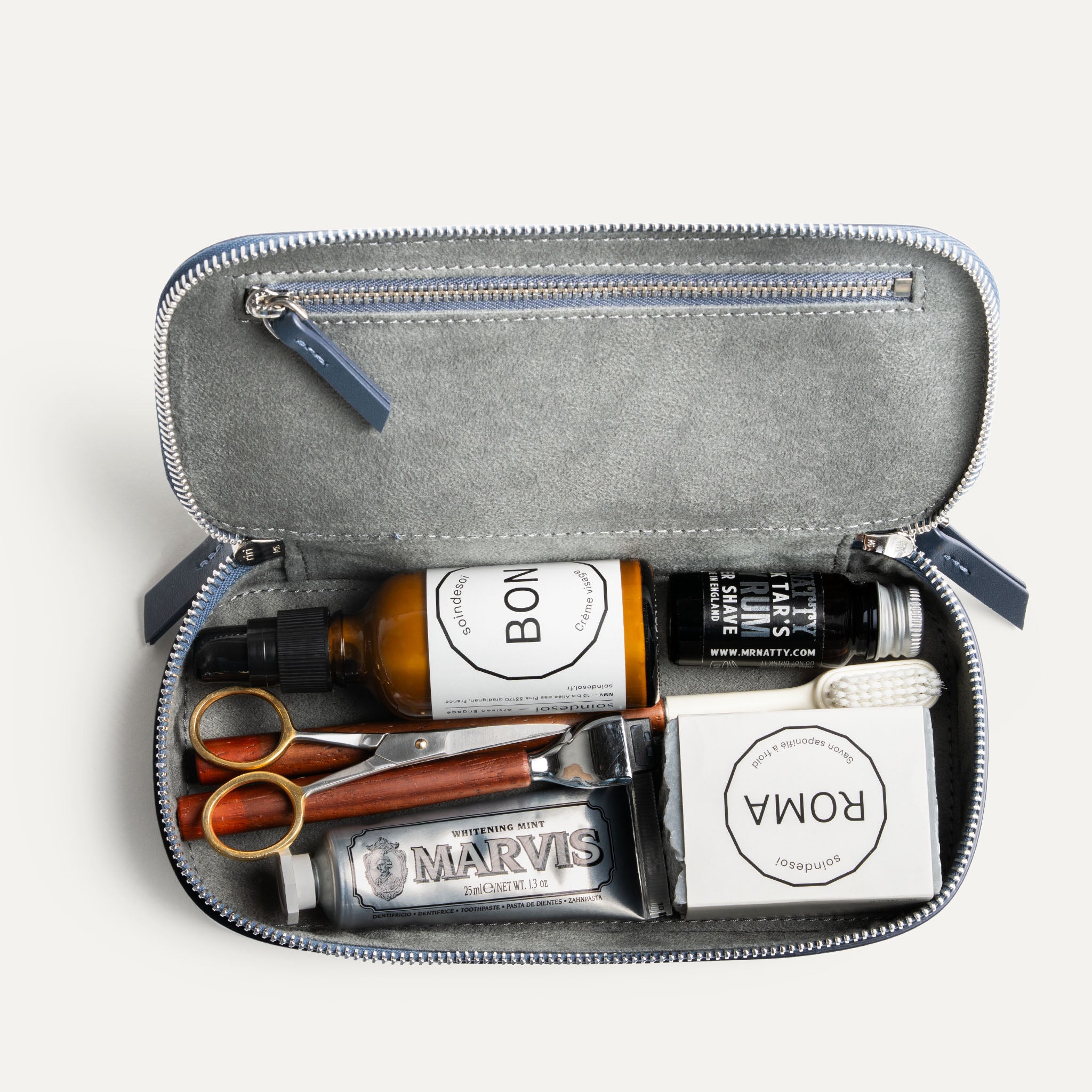 Trousse de toilette homme luxe en cuir marine.