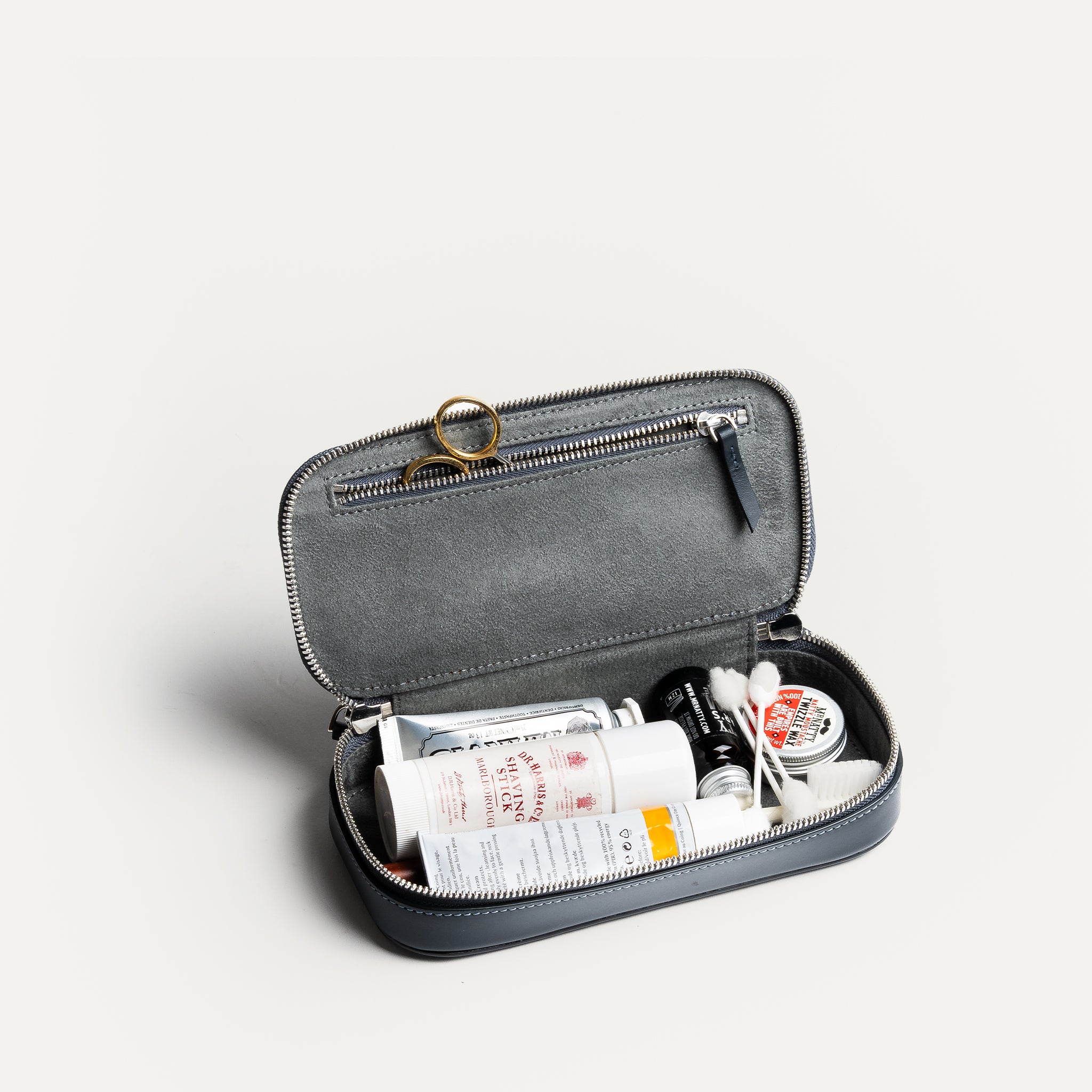 Trousse de toilette de luxe compact et fonctionnel grâce à son espace unique.