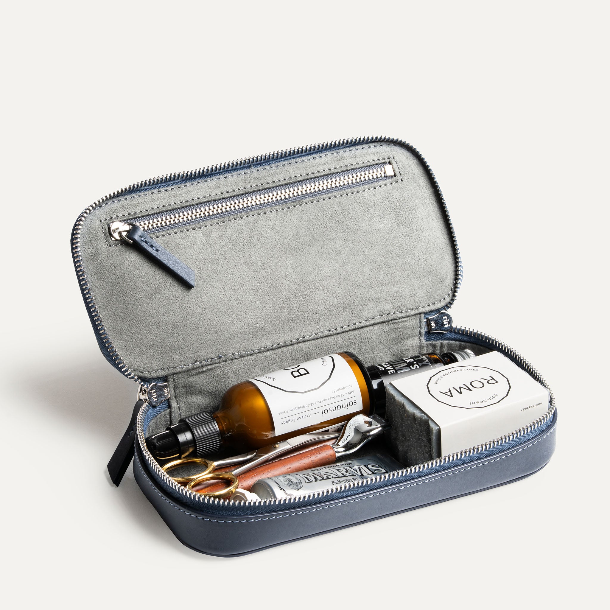 Trousse de toilette de luxe compact et fonctionnel grâce à son espace unique.