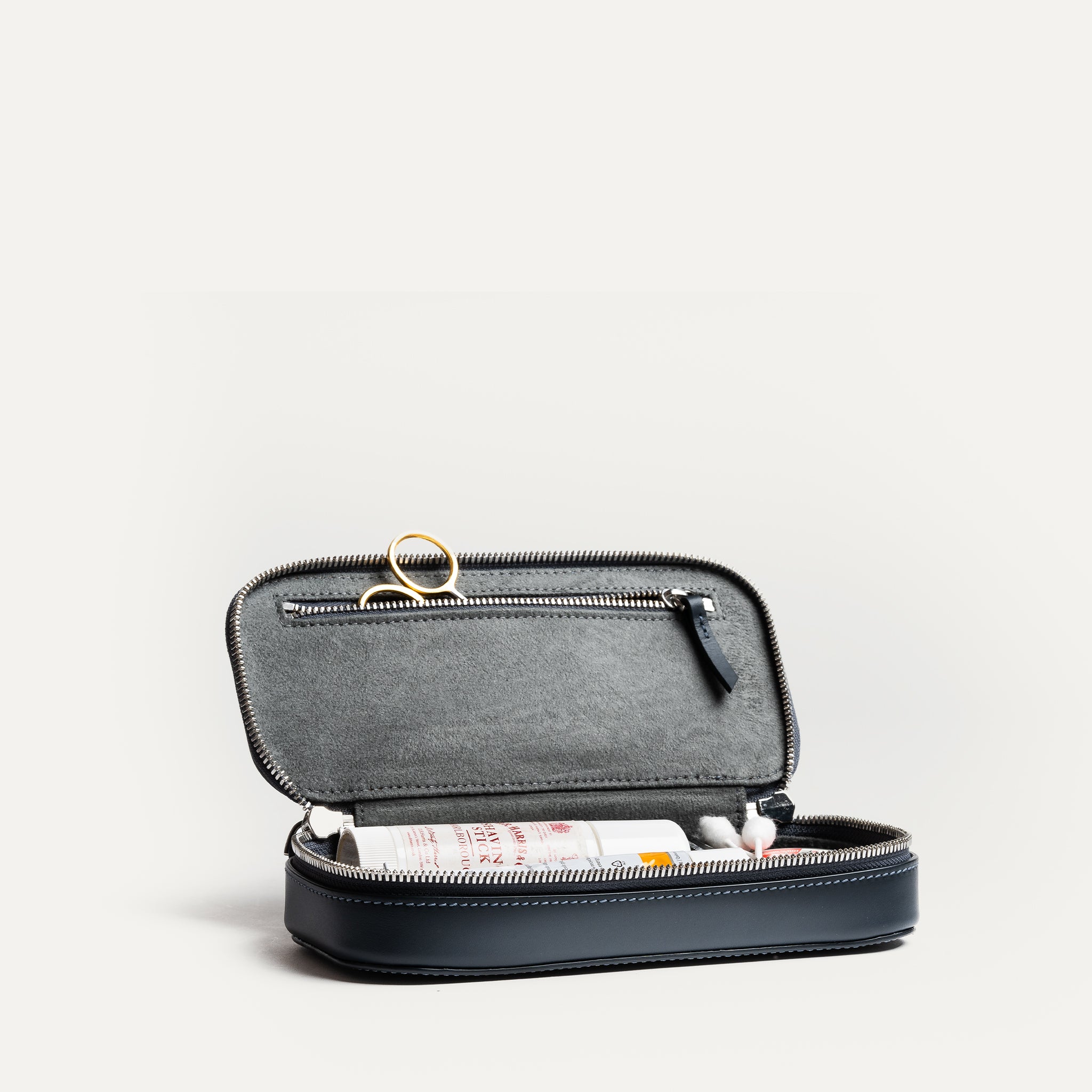 Trousse de toilette homme cuir marine fonctionnelle et élégante.
