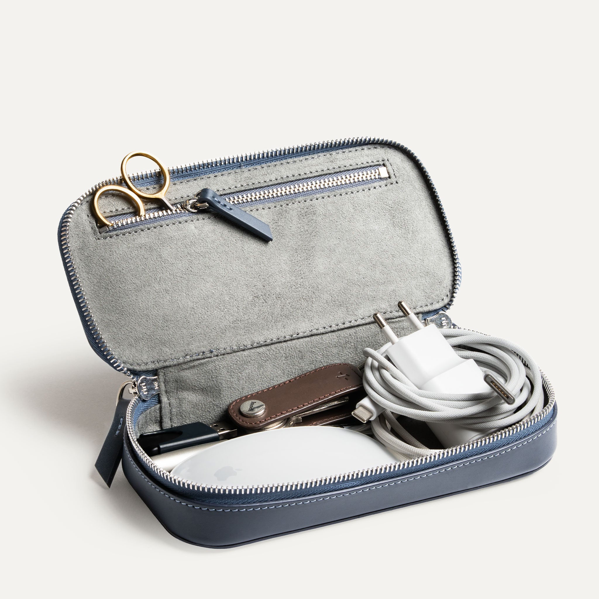 Trousse de toilette homme cuir marine fonctionnelle et élégante.