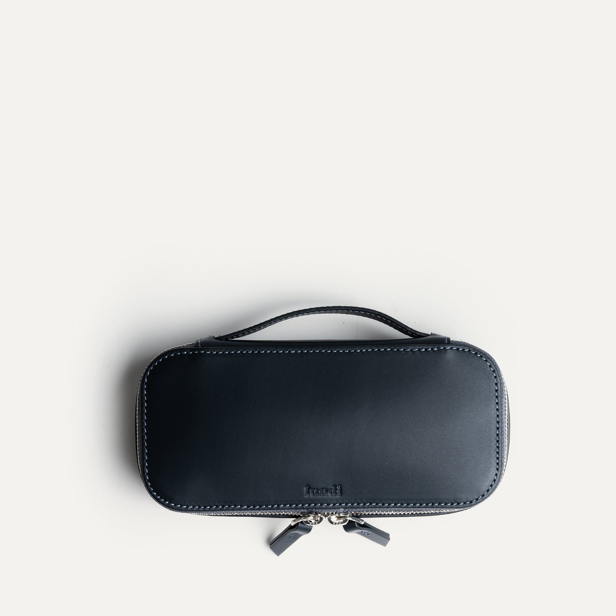 Trousse de toilette de voyage équipé d'une poignée arrière.