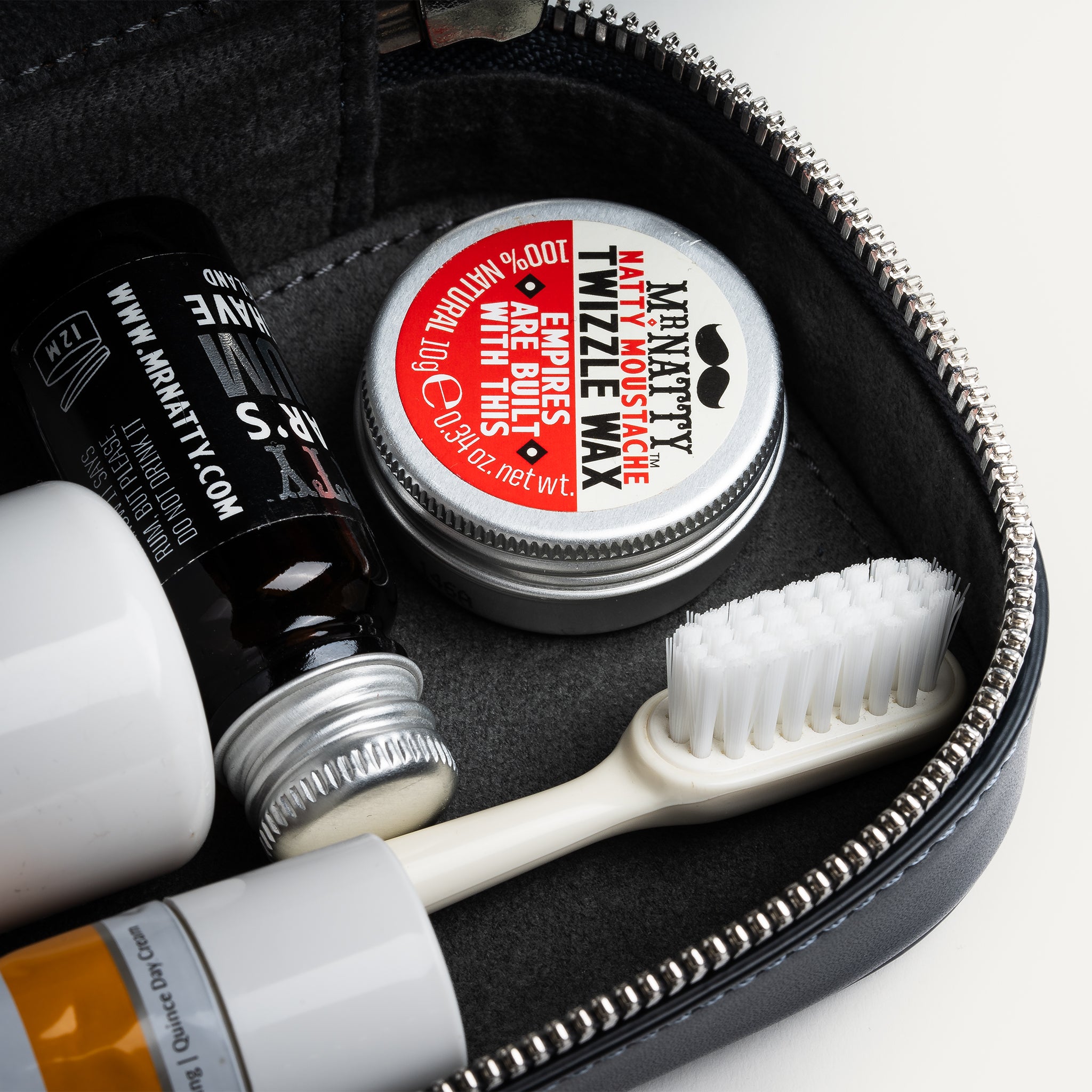 Trousse de toilette avec compartiment intérieur et poche zippée pour accessoires.