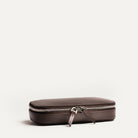 Trousse de toilette pour homme marron.