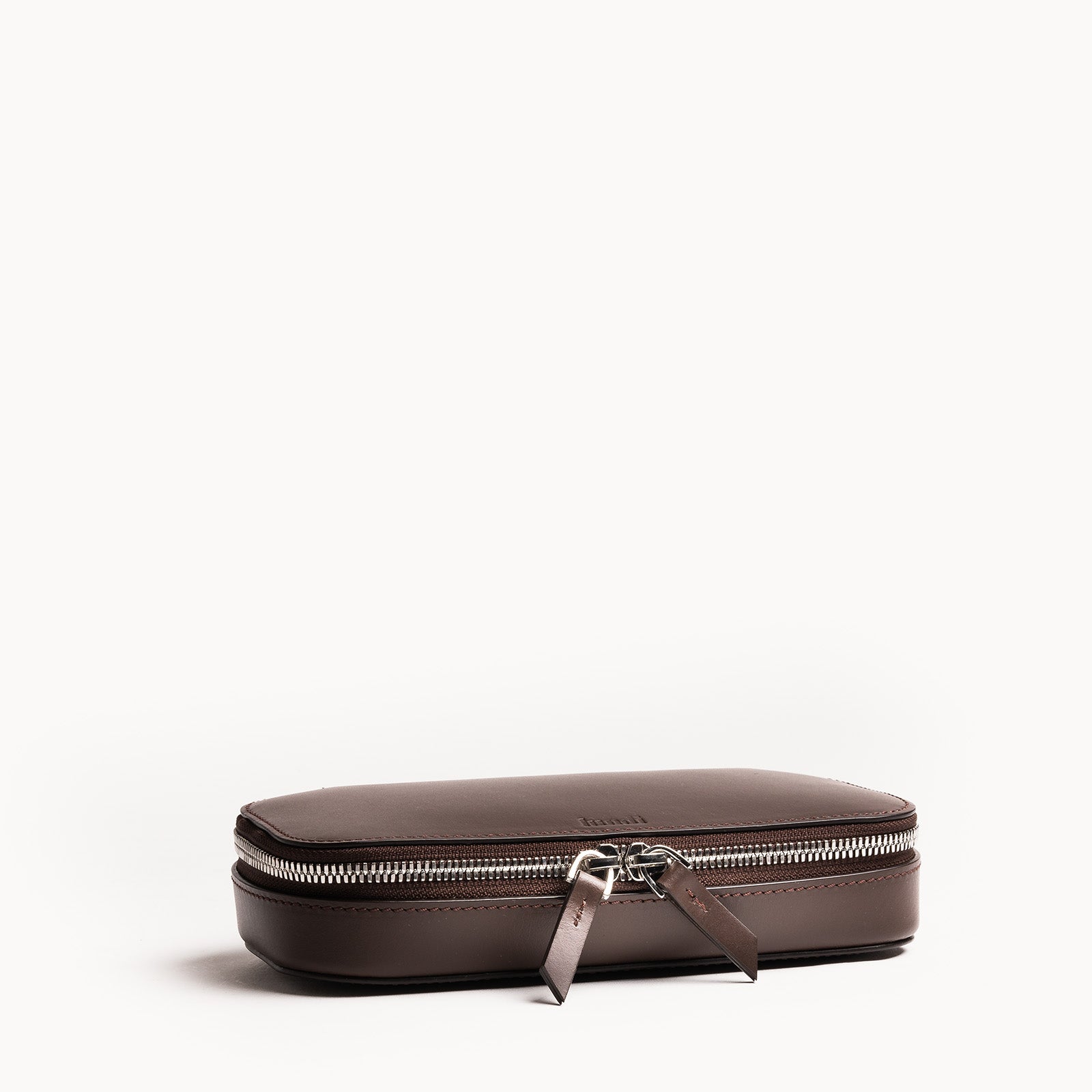 Trousse de toilette pour homme marron.