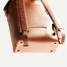 Sac à dos en cuir avec clous de fond en laiton