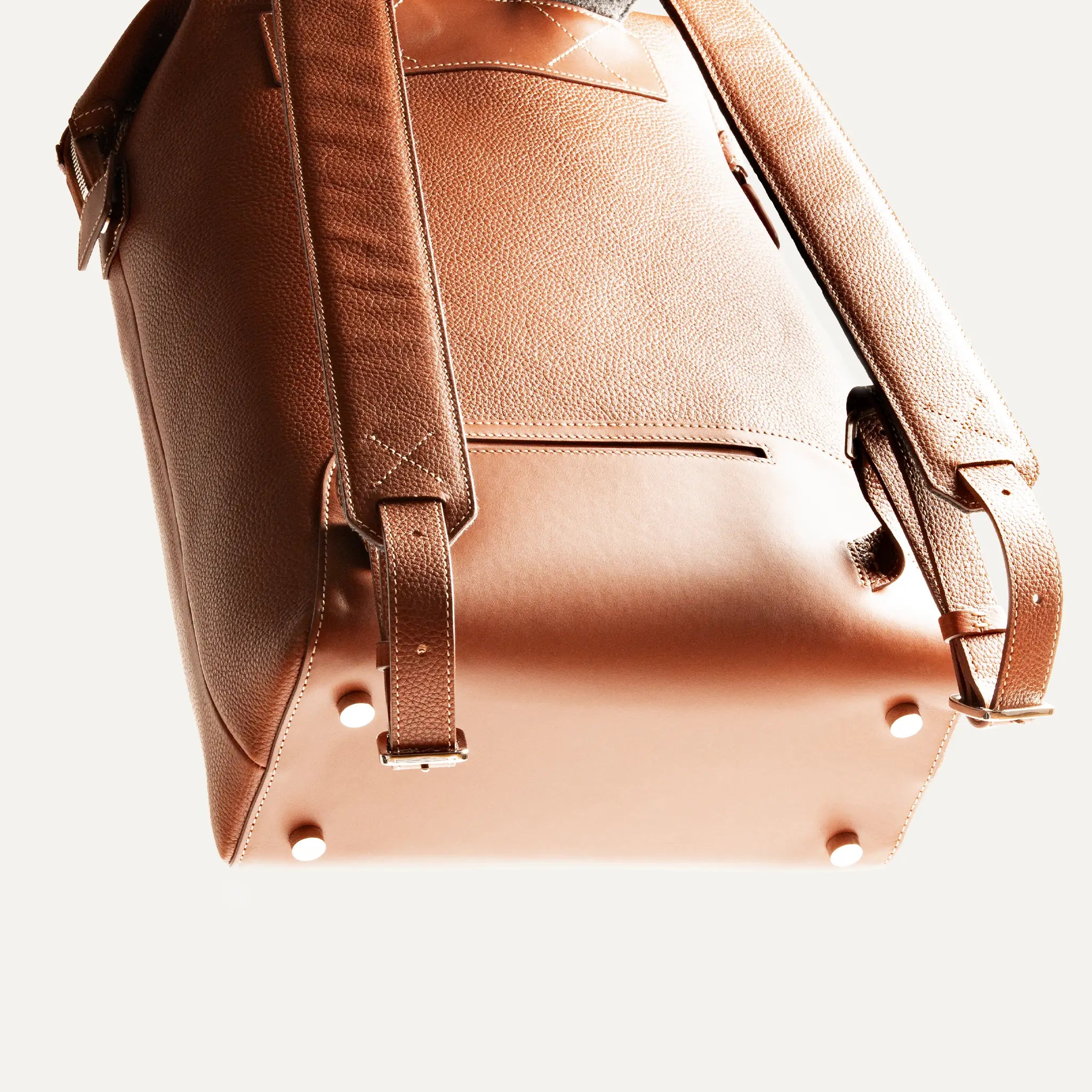 Sac à dos en cuir avec clous de fond en laiton