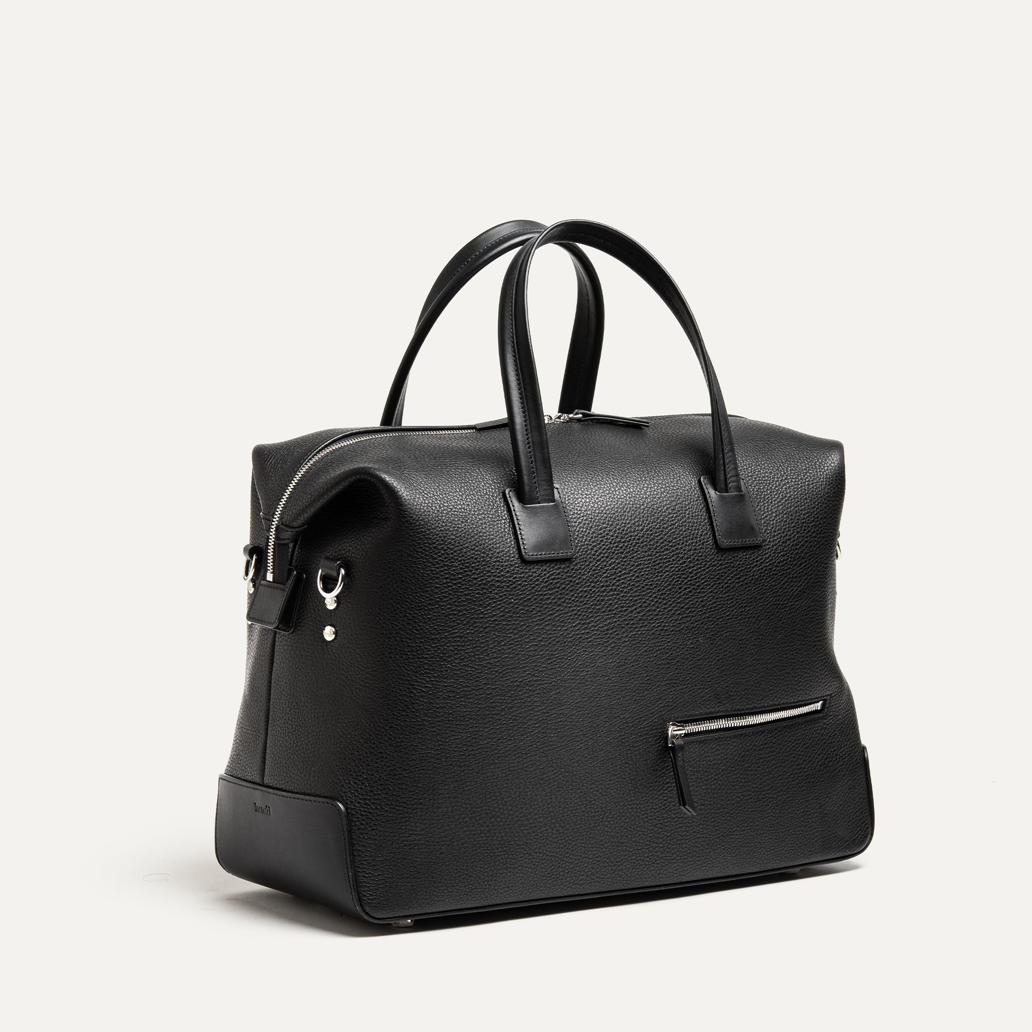 Sac de voyage en cuir femme. De couleur noir, il est élégant et propose format cabine idéal modèle 48 heures.