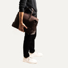 Sac de voyage homme élégant en cuir marron porté main – idéal comme sac week end ou sac cabine