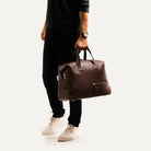 Sac de voyage pour homme en cuir marron, parfait pour déplacement affaires ou loisirs