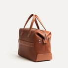 Sac de voyage en cuir marron, intérieur spacieux doublé en Alcantara, idéal pour voyager.