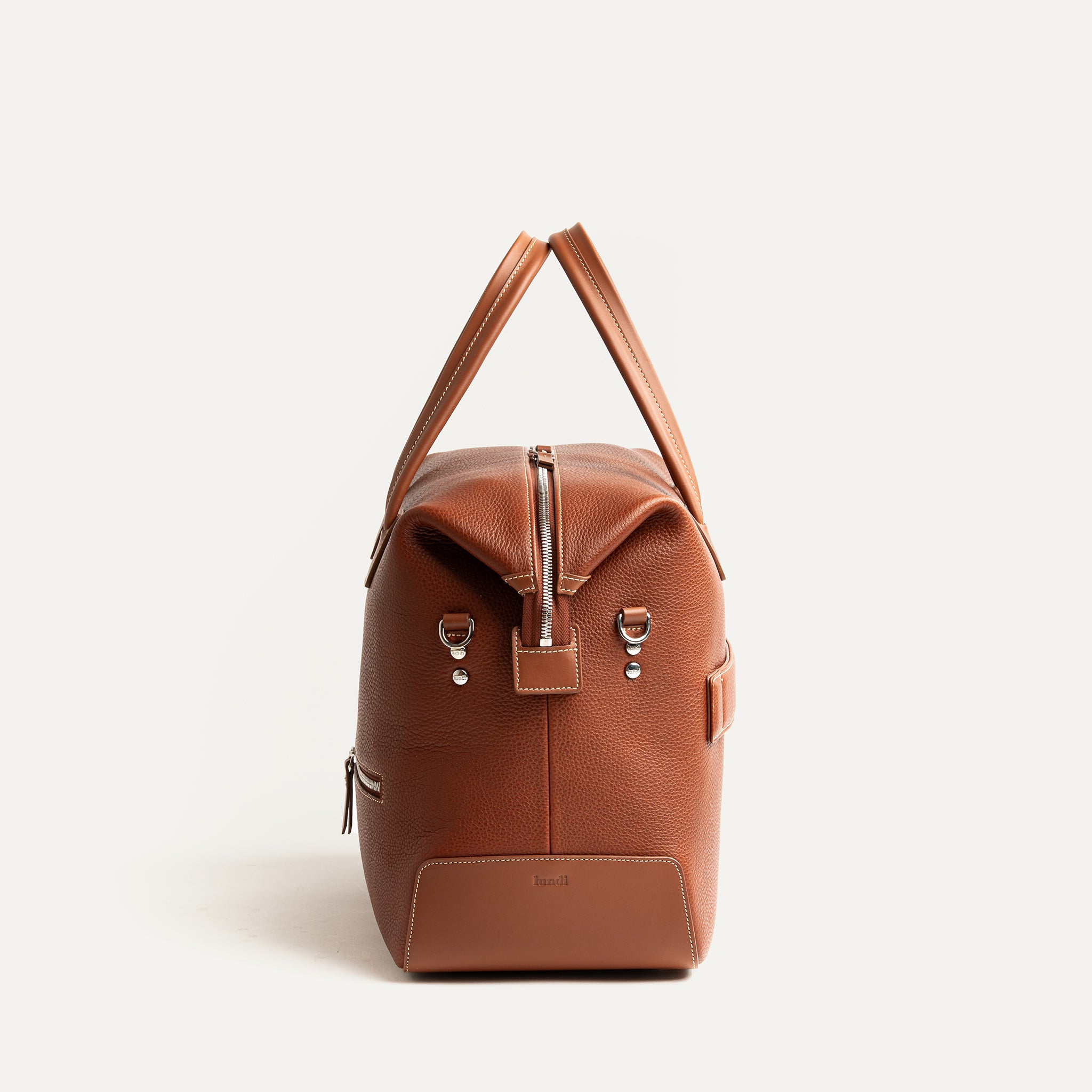 Sac de voyage pensé par lundi en cuir cognac parfait pour voyager avec élégance et organisé.